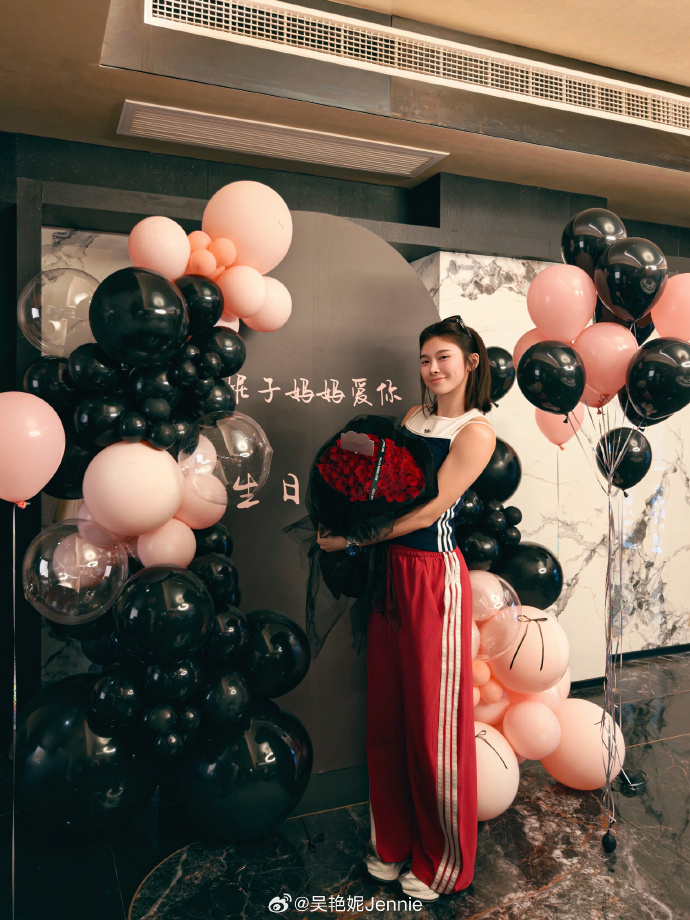 在线体育-吴艳妮社媒再晒28岁生日照:幸福的生日碎片