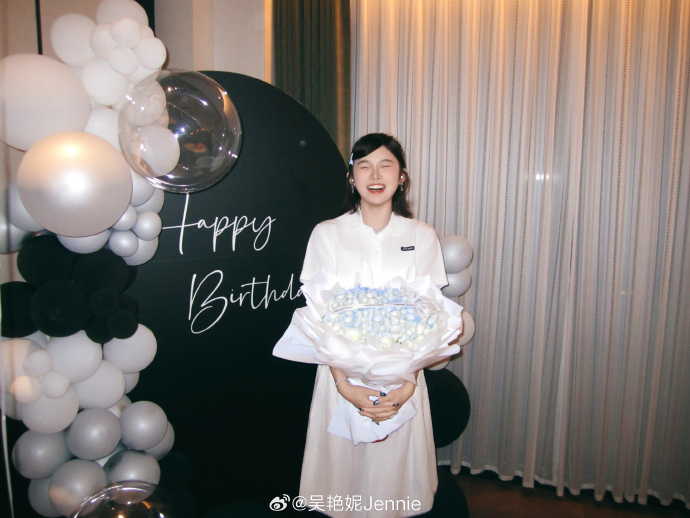 在线体育-吴艳妮社媒再晒28岁生日照:幸福的生日碎片
