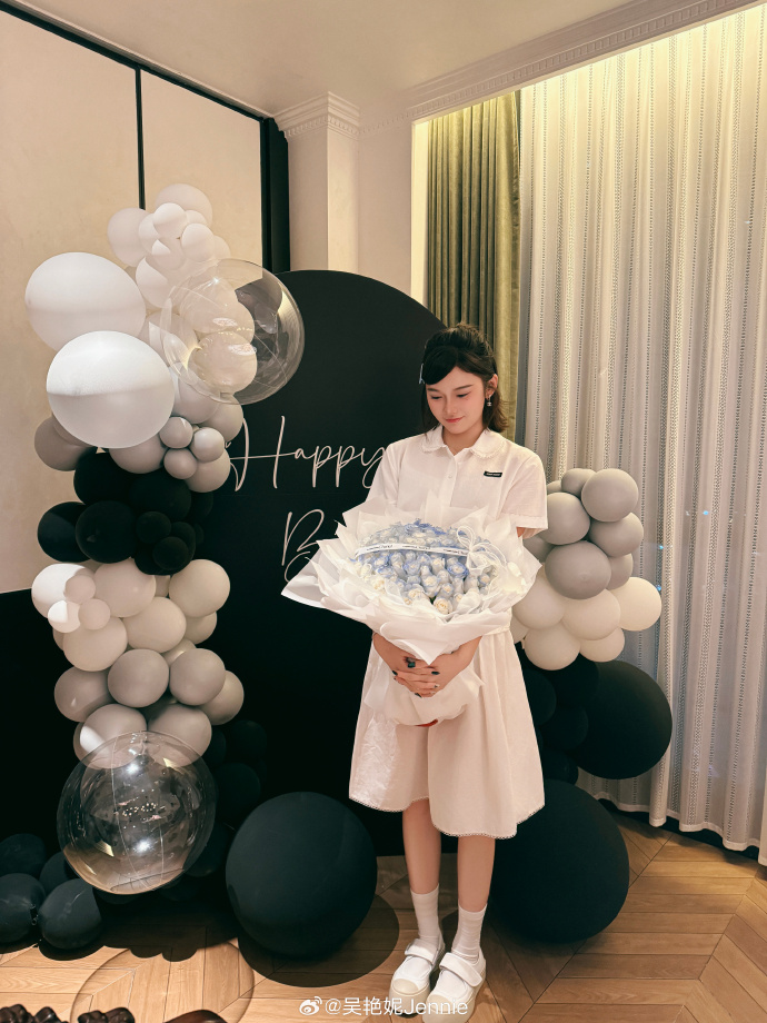 在线体育-吴艳妮社媒再晒28岁生日照:幸福的生日碎片