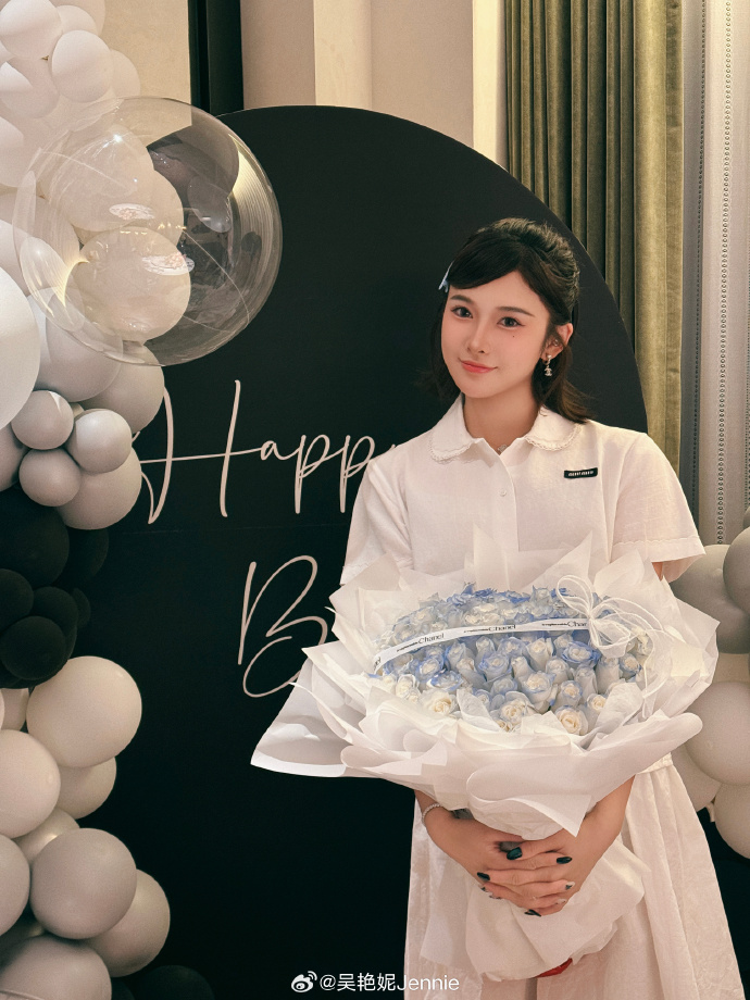 在线体育-吴艳妮社媒再晒28岁生日照:幸福的生日碎片