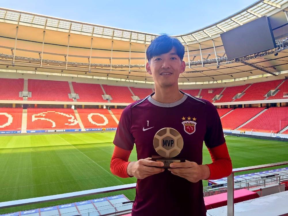 篮球直播-懂球帝中超MVP丨颜骏凌:范德萨34岁去曼联,我也想在34岁再成功