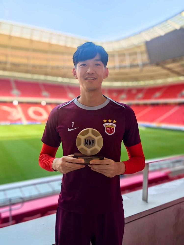 篮球直播-懂球帝中超MVP丨颜骏凌:范德萨34岁去曼联,我也想在34岁再成功