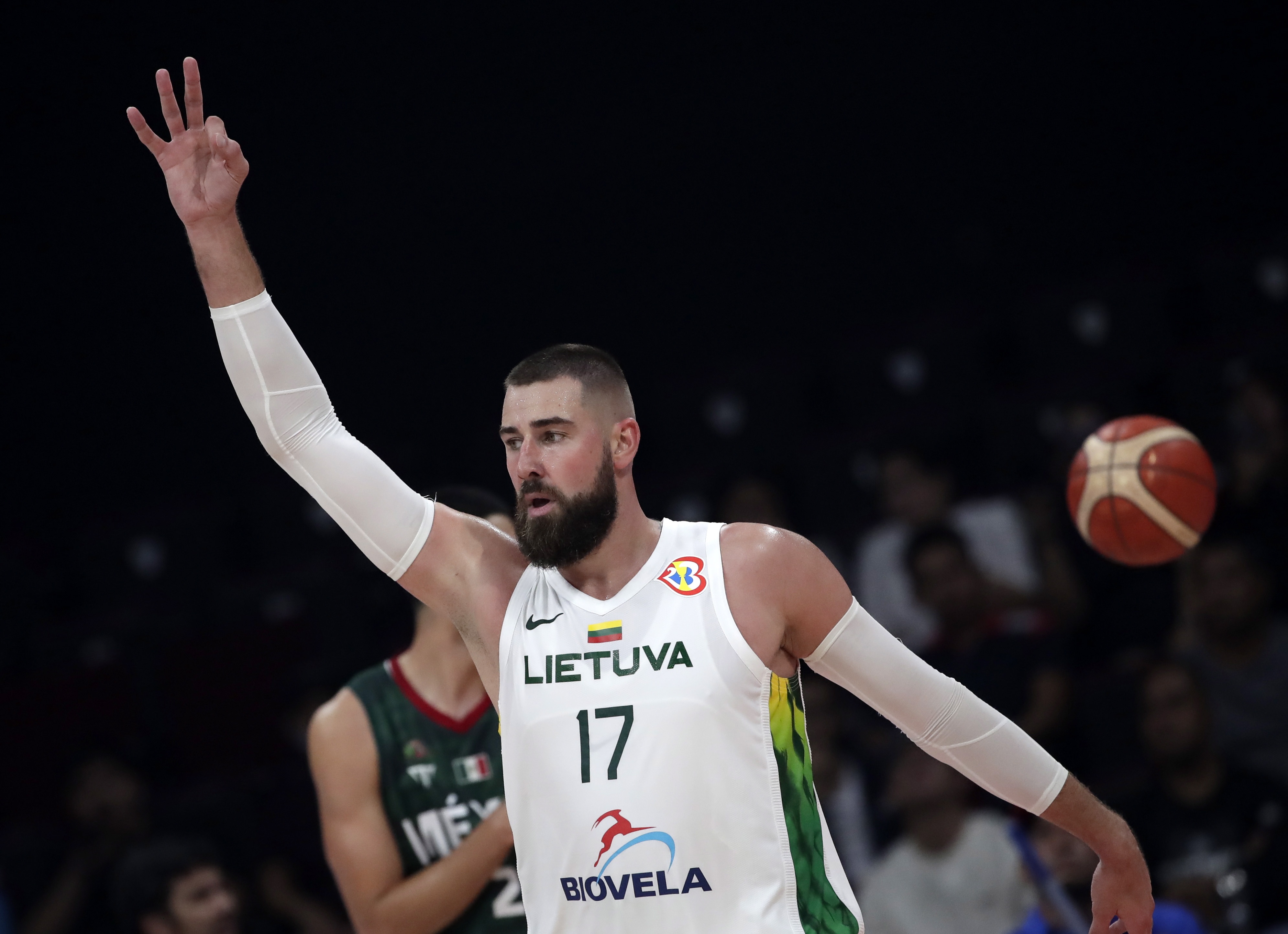 瓦兰丘纳斯:为国出战我倍感光荣 只要还能打我就会一直坚持下去