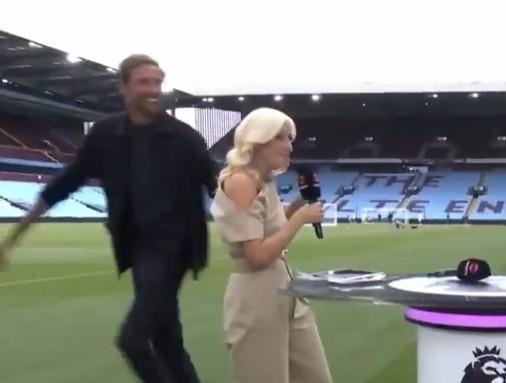 要赶飞机看绿洲乐队,克劳奇解说完维拉0-0纽卡迅速跑出镜头