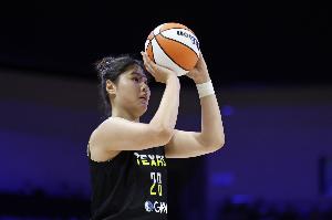 媒体人:李月汝将三分球纳入常规武器库 她在场上的威胁大大增加