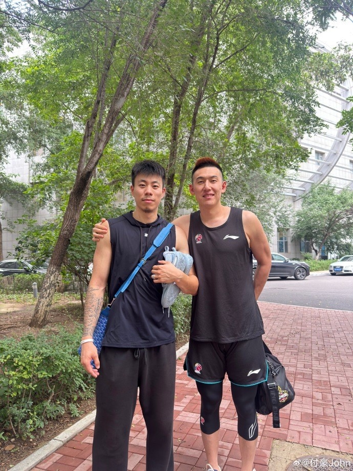 华体会官网-付豪晒与张镇麟&刘雁宇等合照:人生总有很多分岔路口 祝开心顺利