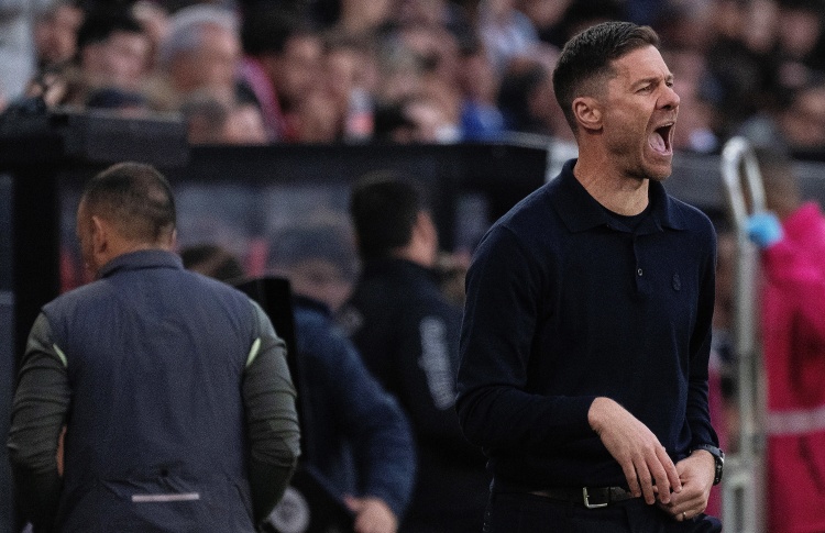 六台：皇马球迷赛后感到愤怒，有球迷称阿隆索还没能力执教皇马