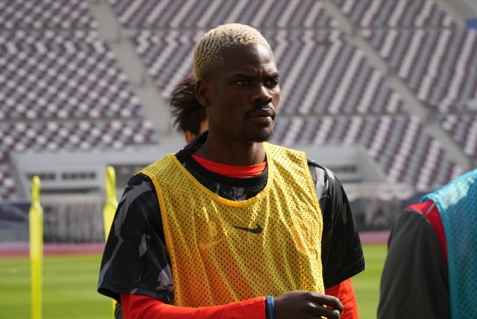 篮球直播-海港全队于今天上午出现在哈利法国际体育场，开启冬训首堂训练课