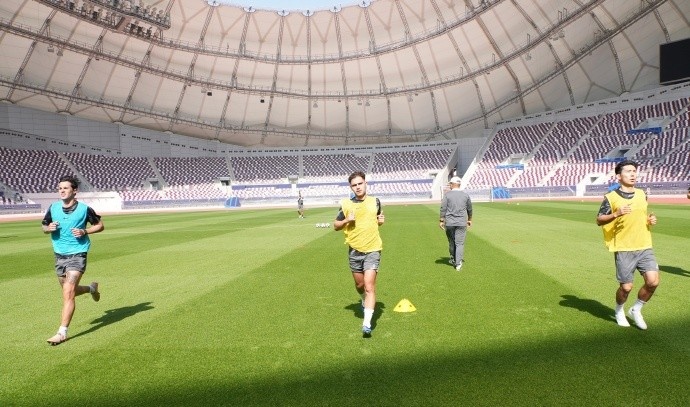 篮球直播-海港全队于今天上午出现在哈利法国际体育场，开启冬训首堂训练课