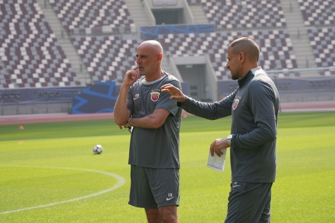 篮球直播-海港全队于今天上午出现在哈利法国际体育场，开启冬训首堂训练课