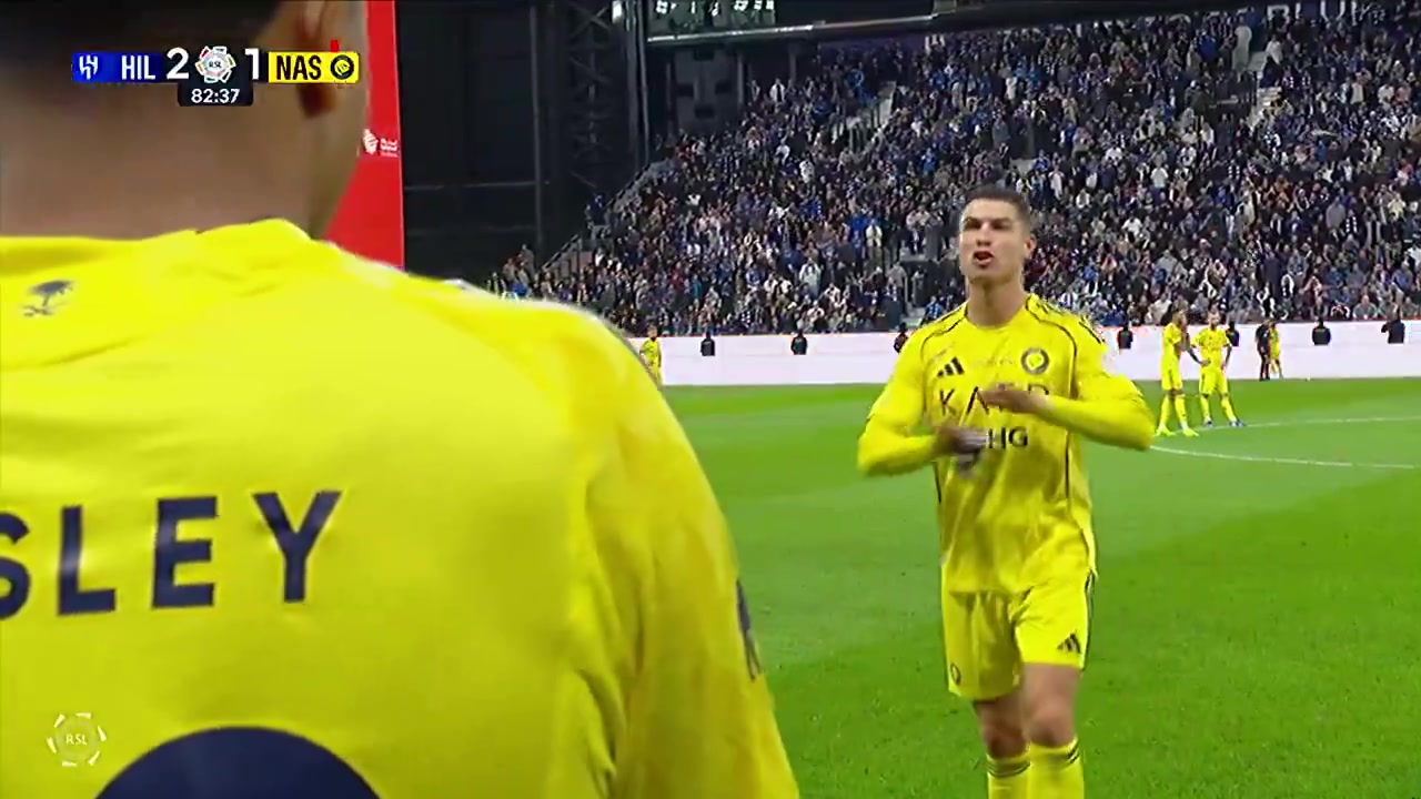 体育赛事-不太开心！球队落后C罗被换下时比划手势摇头念叨，主帅上前安抚