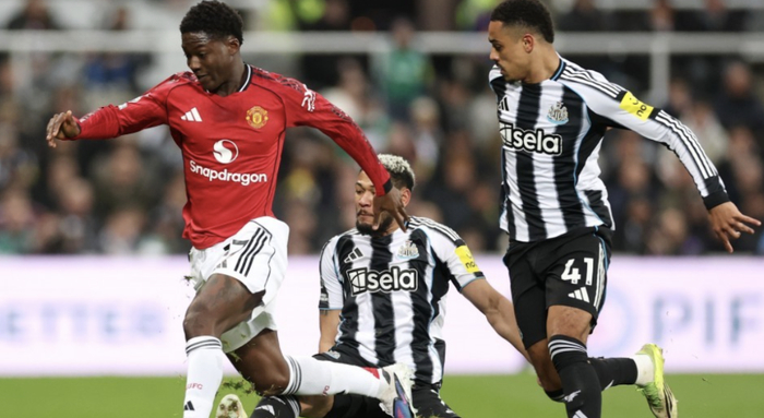 华体会体育在线-联赛11轮不败终结！曼联1-2遭十人纽卡绝杀，卡里克遭遇上任首败|纽卡斯尔|B费|拉姆塞|戈登|奥苏拉_新浪体育_新浪新闻